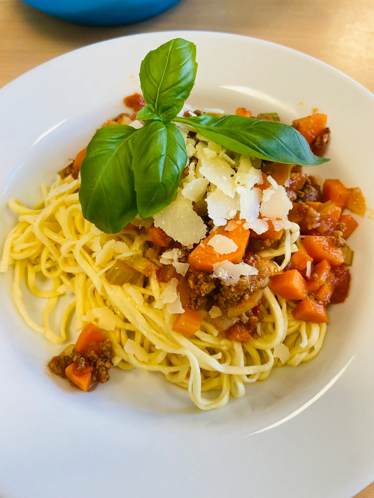 Spaghetti Bolognese mit frischem Basilikum