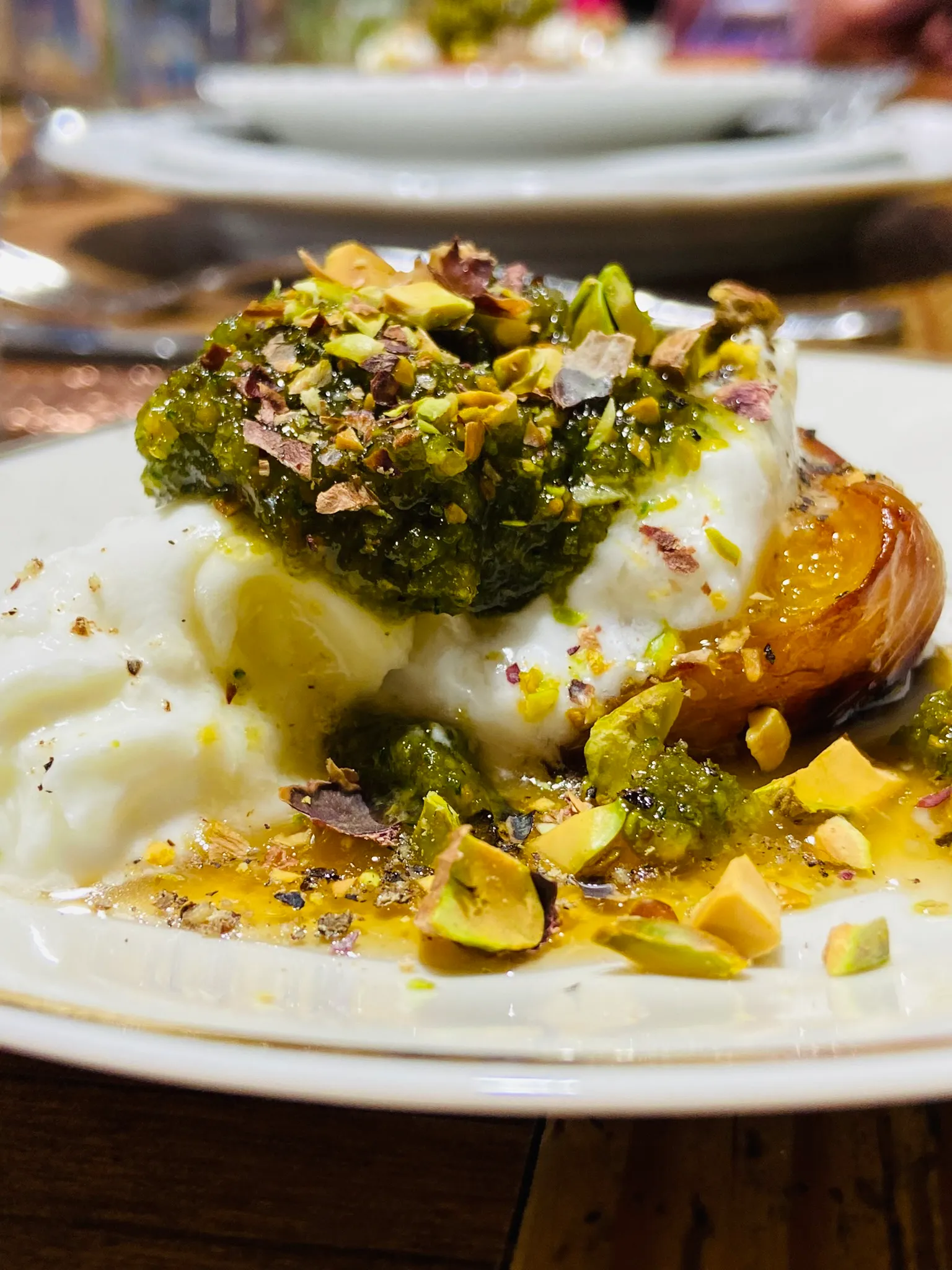 Burrata mit Kräuterpesto und Pistazien