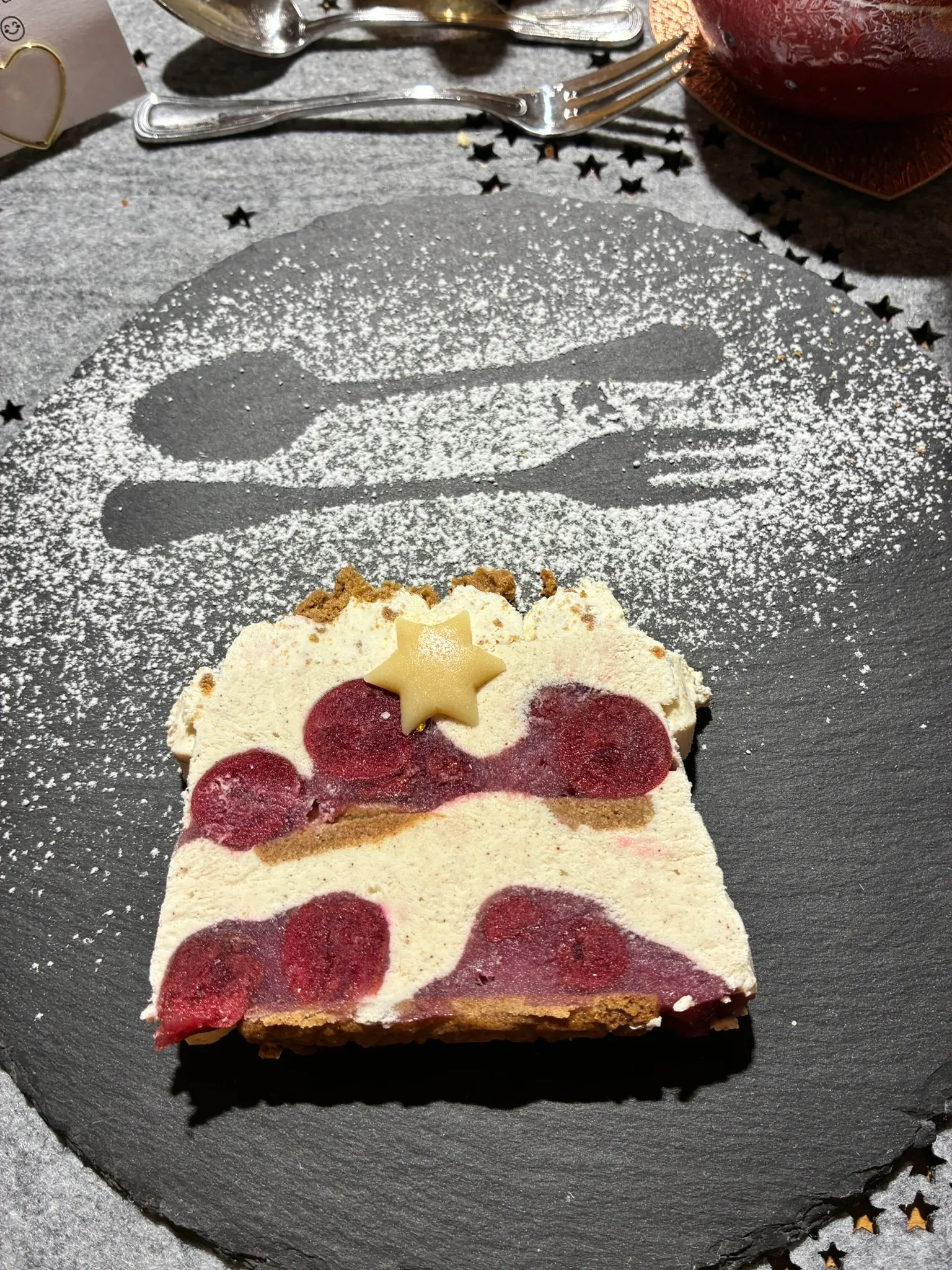 Cheesecake mit Stern aus weißer Schokolade auf Schiefer