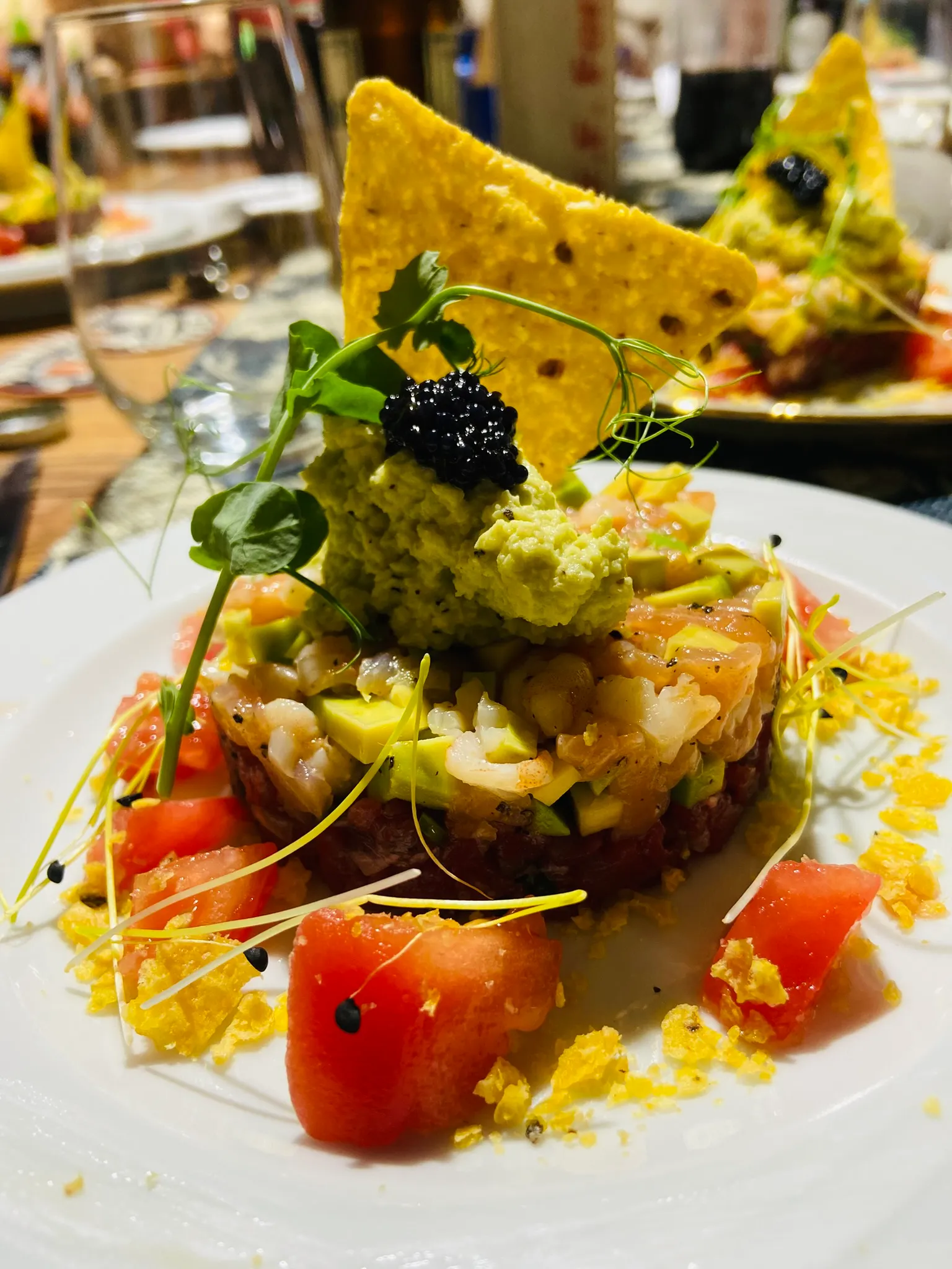Tatar-Türmchen mit Avocado, Wassermelone und Kaviar